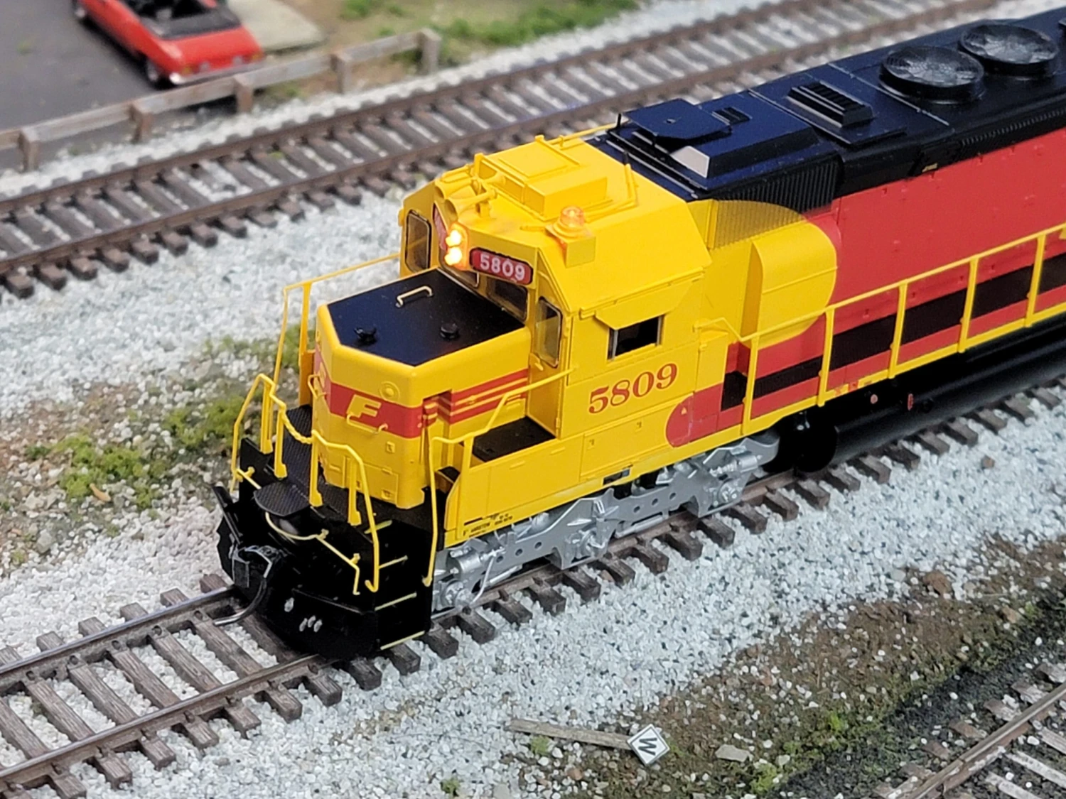 Athearn Genesis G67227 HO Scale EMD SD45-2 Santa Fe "Kodachrome" ATSF 5809 With DCC & Sound - USED - Image 4
